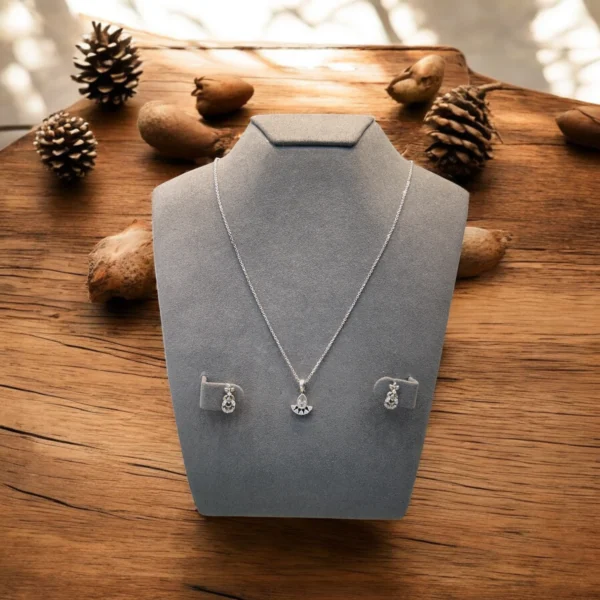 Lustrous Pendant