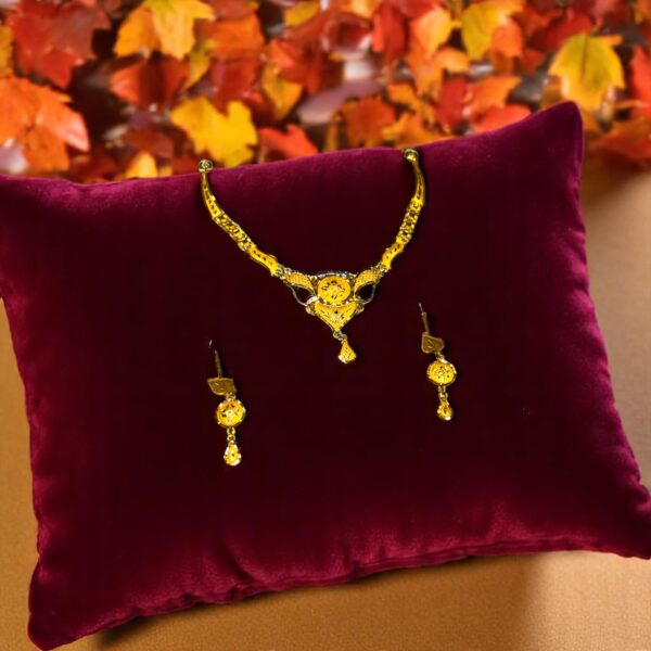 Graceful Leaves Gold Necklace