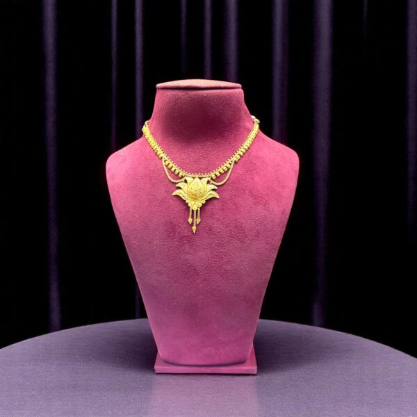 Classic Elegance Short Gold Necklace - Image 2